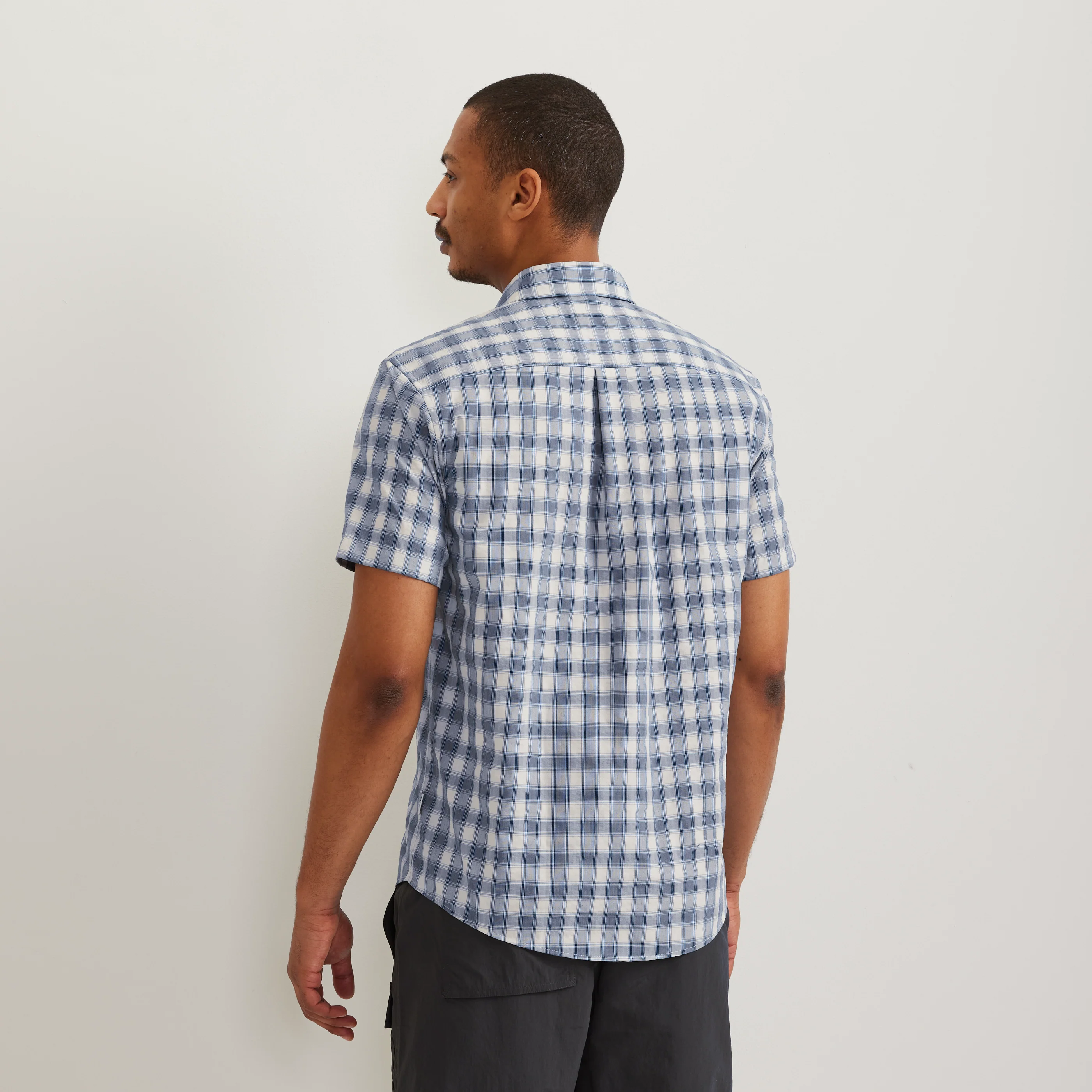 Men's Short-Sleeve Pack It 3.0 Seersucker Shirt - Image 9
